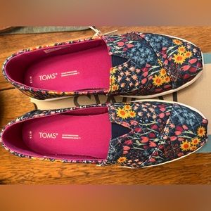 TOMS Alpagarta Cupsole
Steel Blue Repreve
Flower Fields/Quilted 7.5 New in Box